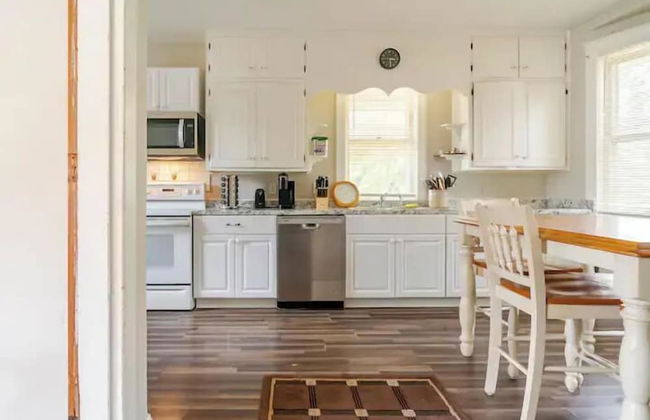 The Carew House Sleeps 10 Fenced 4BR Full Kitchen Steps2 YCP - Foto 8