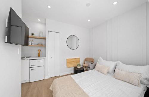 M Lake Worth Beach - Modern Villas Near West Palm Beach, Chic Retro Vibes, King Bed, Cozy Backyard, BBQ, Workspace, High-Speed Internet, Free Parking, 5 Minutes to Downtown & Beach - Foto 75