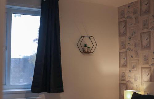 Spacious 4 Bedroom House with Parking - Foto 20