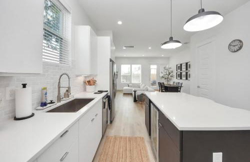 Stylish & Spacious 3BR Gem With Hot tub Near Downtown - Foto 9