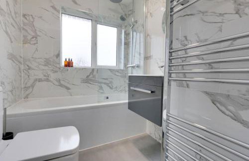 Superb 3 bed house, homely comforts close to supermarkets, with private parking on gated premise - Photo 23