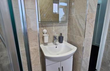 Spacious 3 Bed House with Garden,On-site Free Parking,WIFI - Foto 9