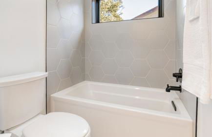 6BDR Luxe Pool Retreat • City Views Ping Pong Foosball Guest House Henley - Foto 43