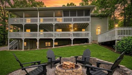 Large Hillside Retreat with Pool and Hot Tub - Foto 4