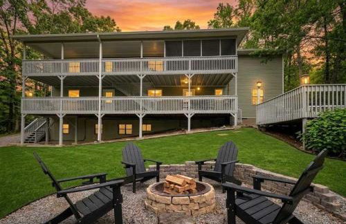 Large Hillside Retreat with Pool and Hot Tub - Foto 4