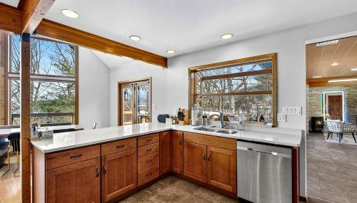 Modern Mountain Cabin with Hot Tub and Game Room Near Moorefield, West Virginia - Foto 5