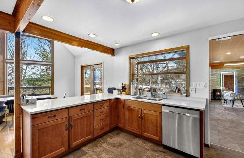 Modern Mountain Cabin with Hot Tub and Game Room Near Moorefield, West Virginia - Foto 5