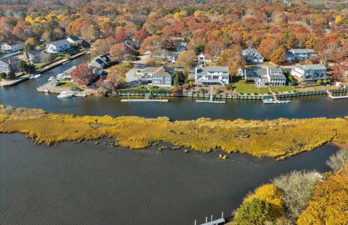 Waterfront Retreat with Private Dock and Fire Pit, Sleeps 8, Outdoor Dining, Spa-Style Primary, Gourmet Kitchen with Dual Dishwashers, Gas Fireplace, River Views, Bright Open Layout, Central AC, Perfect Coastal Escape for Families, 24 Hr Hospitality - Foto 16