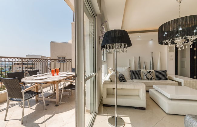 Apartment with Sauna, Hot Tub & Parking - Photo 19