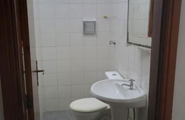 Casa com piscina para até 6 pessoas com duas camas de casal e sofá-cama casal - Foto 16