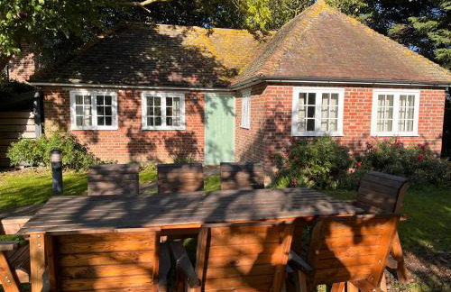 Green Cottage in grounds of Grade II* Frognal Farmhouse - Photo 1