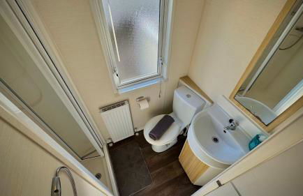 Marton Mere - 3 Bedroom Caravan- by Holiday Homes - Photo 2