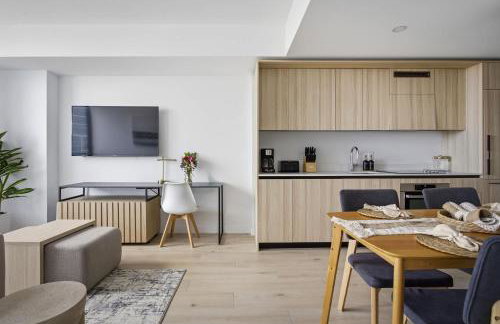 Upscale Downtown Condo Pool Gym & Skyline Views - Foto 27