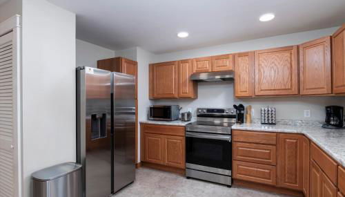 Updated Family-sized Home in Heart of Rutland, Near Slopes, EV Level 2, Hot Tub - Photo 4, stove, toaster