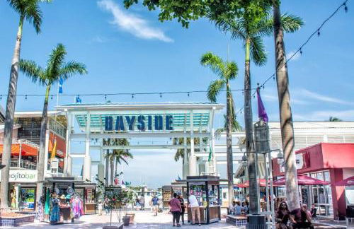 Escape GameRoom, BAR, BBQ, Spacious,KING Bed, All Luxury mattresses, Near Beach, 6 blocks away from Bars, Nite Clubs, Res, Shops - Photo 51