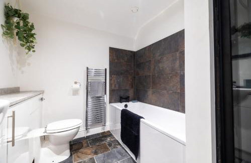 The Central 3BR Second-Floor Apartment - Photo 18