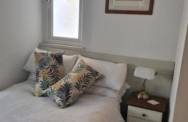 Quiet self contained studio flat near town centre and university - Foto 13