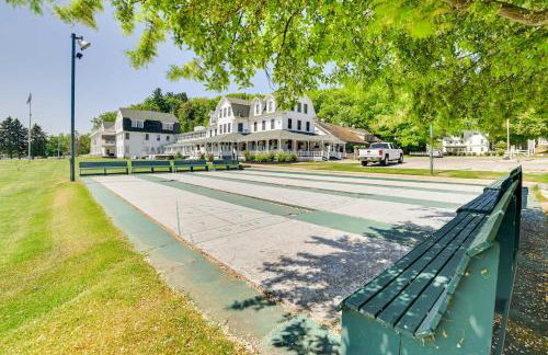 Gorgeous Onekama Condo with Pool and Lake Access! - Foto 28