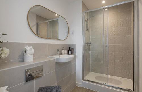 Modern Canal-Side Apartment in Milton Keynes - Photo 16