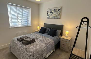 3 Bed Home with Driveway Parking for Contractors & Family stays in Stafford - Foto 1