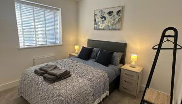 3 Bed Home with Driveway Parking for Contractors & Family stays in Stafford - Foto 1