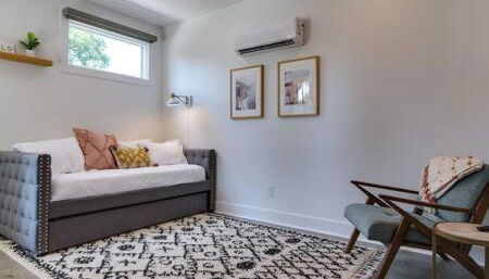 Charming East Nash Retreat, Walk to Dining Faves, Cozy Den, Workspace and Smart TVs, Plush Velvet Sofa, Full Kitchen & Garage, Near Mas Tacos & Five Points, 10 Min to Broadway, 24 Hr Hospitality - Foto 4
