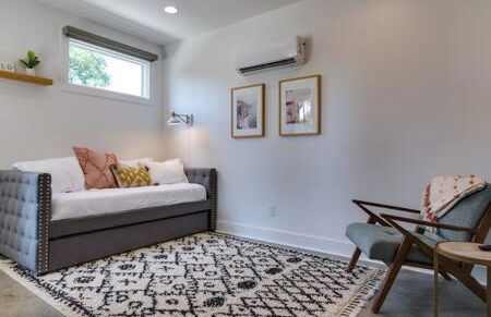 Charming East Nash Retreat, Walk to Dining Faves, Cozy Den, Workspace and Smart TVs, Plush Velvet Sofa, Full Kitchen & Garage, Near Mas Tacos & Five Points, 10 Min to Broadway, 24 Hr Hospitality - Foto 4