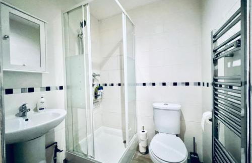 Lovely 4 bed (sleeps 8) apartment close to city - Foto 5