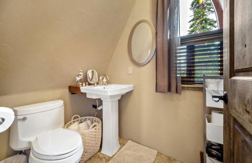 Ski-In Ski-Out Schweitzer Winter Chalet with Hot Tub - Foto 32