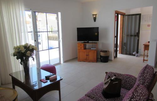 LAS ROSAS by RENTMEDANO Stunning luxury Chocolate Box villa with private heated pool & wifi - Foto 20