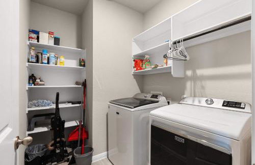 Charming 4BR Home w Spacious Backyard in Hutto - Foto 35