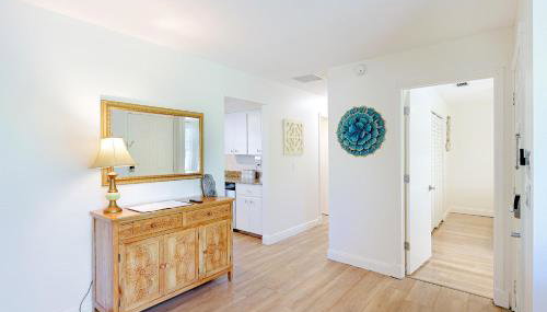 Newly remodeled 8-steps to sand path of Beach! Unit A - Foto 4