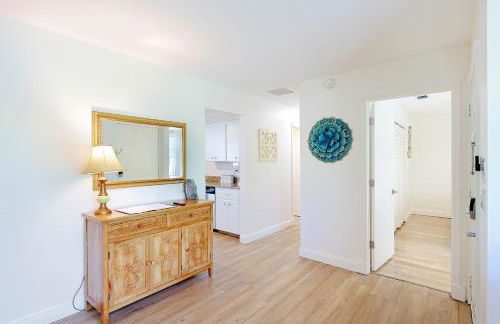 Newly remodeled 8-steps to sand path of Beach! Unit A - Foto 4