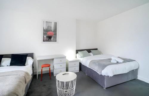 Stylish 3BR Derby Apartment - Sleeps 6, Central Location - Foto 9