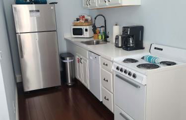 Duval Street Suite w parking and pool - Photo 12