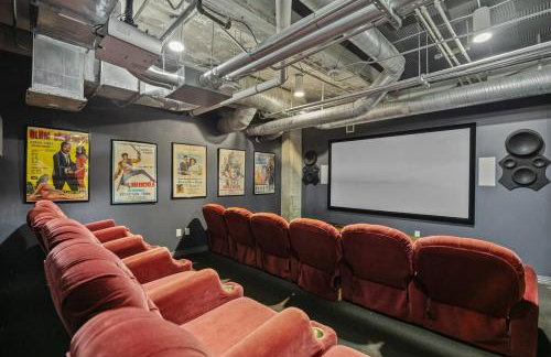 Stunning Downtown Apartment with Pool, Laundry, Parking - Foto 22