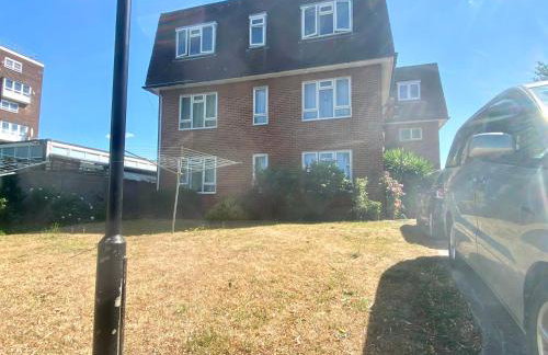 Friendly family apartment comfort sleep 6 close to tube bus airport - Foto 32