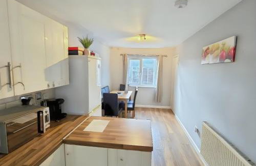 2ndHomeStays- Willenhall-A Serene 3 Bed House with a Garden View-Suitable for Contractors and Families-Sleeps 9 - 7 mins to J10 M6 and 21 mins to Birmingham - Foto 38