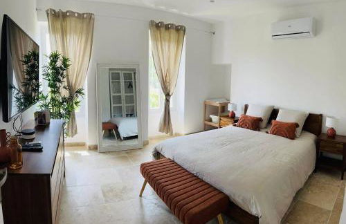 Le mas des glycines - parking privé et terrasse ombragée - Foto 17