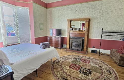 Gem Palace with Hot Tub Sauna - Photo 26