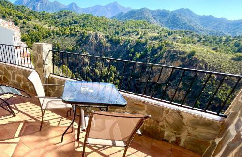 Apartamentos Axarquia , Frigiliana, terraza privada con vistas a la montaña rio y al mar - Photo 25