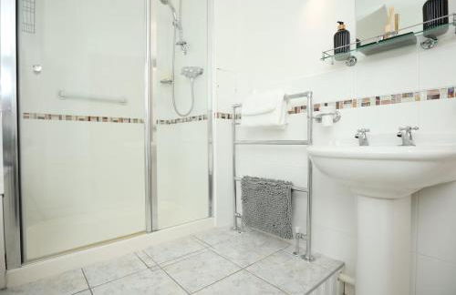 Modern 5-Bed Home, Guests 9, Secure Parking, Contractors - Foto 6