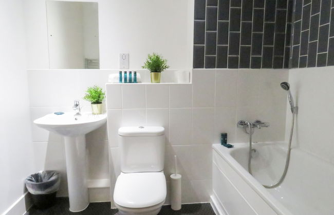 Tudors eSuites Two Bedroom & Balcony - Photo 14