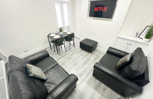 Central Location Liverpool, Modern Home, 4 BR, Sleeps 9, Free Parking - Foto 47