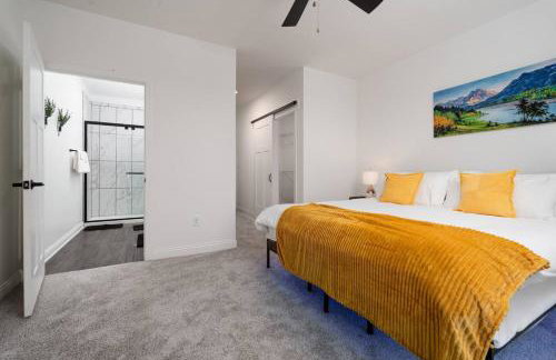 Sunrise Glow Spacious 2BR 2BA 2 King Beds Gym WFH - Foto 7