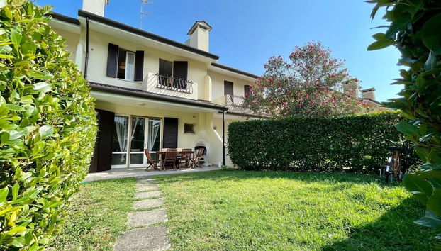 Colorful House With Pool and Garden - Photo 2, Primary image