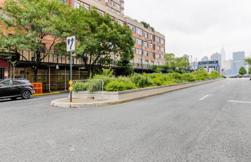 Blueground LIC pool wd nr Gantry Park NYC-1845 - Foto 32