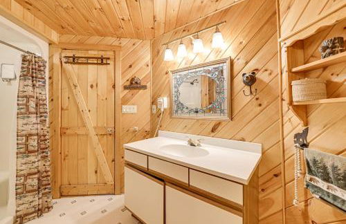 On-Site Pond and Trails Lake Luzerne Cabin - Foto 17