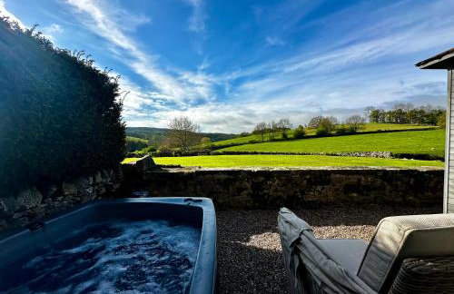 Romantic four poster Cottage private outdoor Hot Tub & Sauna at Harthill Hall plus private daily use of indoor pool and sauna 1 hour per day - Photo 1