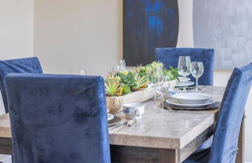 Quiet Suburban Home with Art Deco Flair - Foto 25